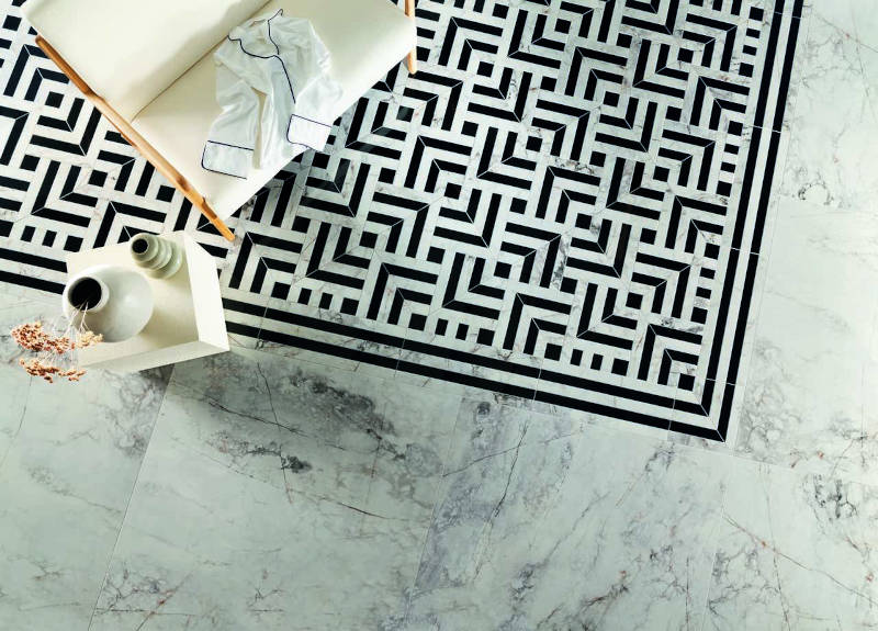 Biało-czarna mozaika gresowa na podłodze w łazience